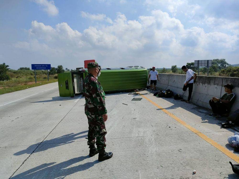 Diduga pecah ban, bus nopol BE 7380 F mengalami kecelakaan tunggal di Jalan Tol Trans Sumatera (JTTS) KM 160, Minggu (18/7/2021). (IDN Times/Istimewa).