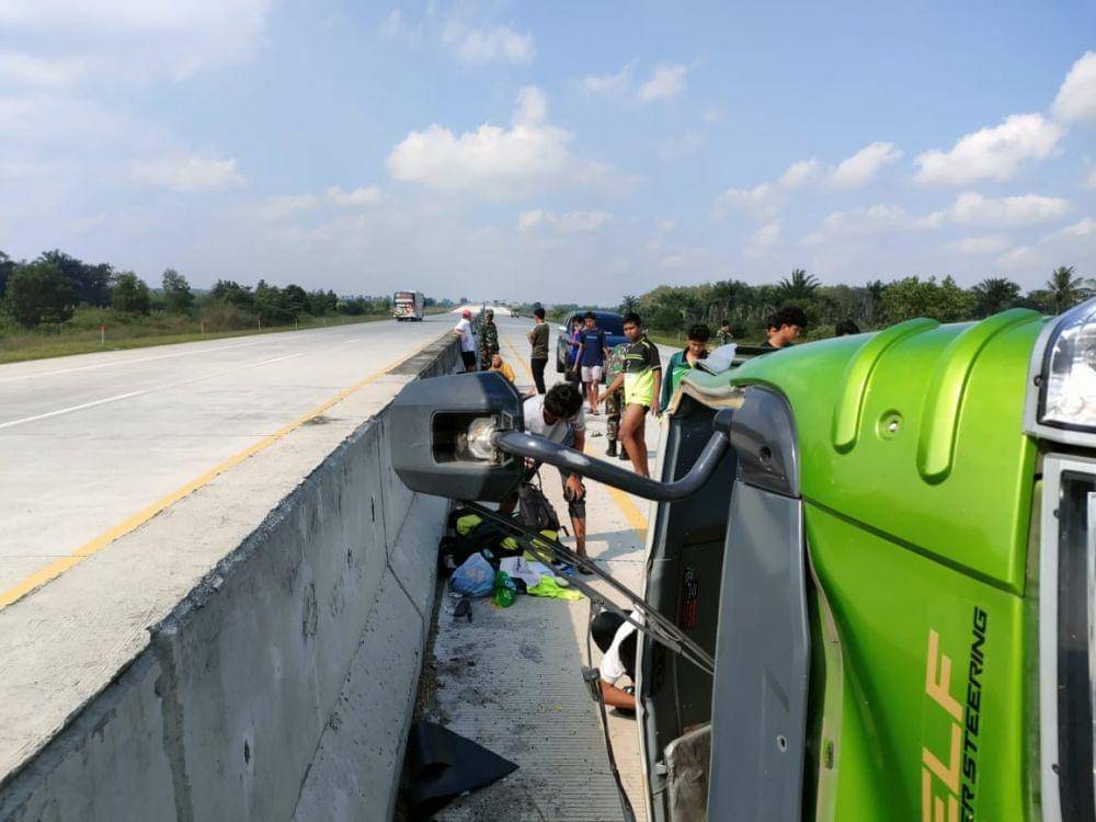 Diduga pecah ban, bus nopol BE 7380 F mengalami kecelakaan tunggal di Jalan Tol Trans Sumatera (JTTS) KM 160, Minggu (18/7/2021). (IDN Times/Istimewa).
