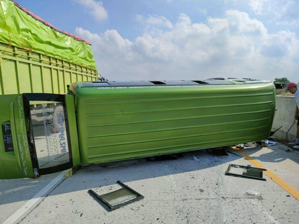 Diduga pecah ban, bus nopol BE 7380 F mengalami kecelakaan tunggal di Jalan Tol Trans Sumatera (JTTS) KM 160, Minggu (18/7/2021). (IDN Times/Istimewa).