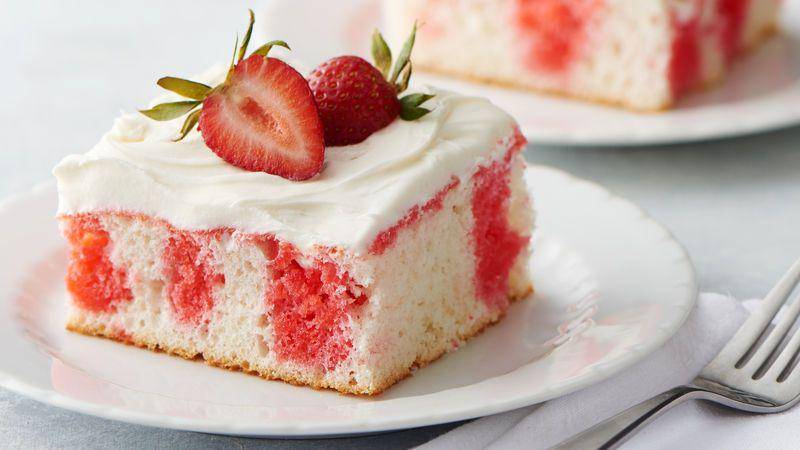 ilustrasi strawberry cream poke cake (bettycrocker.com)