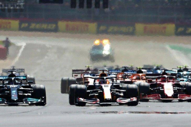 Pebalap memacu mobilnya dalam balapan F1 GP Inggris di Silverstone Circuit, Silverstone, Inggris, Minggu (18/7/2021). ANTARA FOTO/REUTERS/Peter Cziborra.