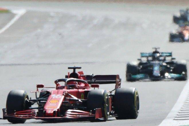Pebalap tim Ferrari Charles Leclerc memimpin balapan F1 GP Inggris di Silverstone Circuit, Silverstone, Inggris, Minggu (18/7/2021). ANTARA FOTO/REUTERS/Peter Cziborra.