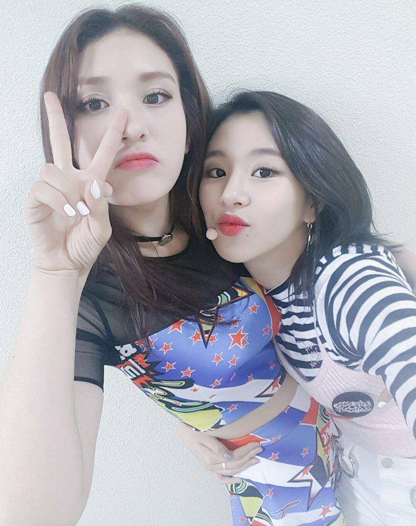 Somi dan Chaeyoung  (soompi.com)