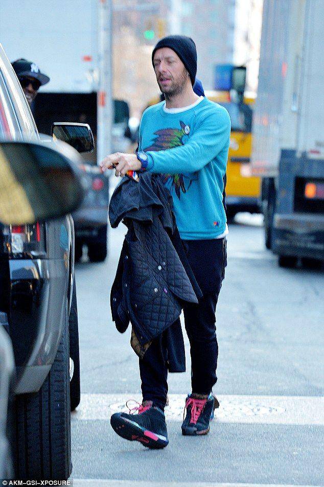 Gaya busana Chris Martin (dailymail.co.uk)