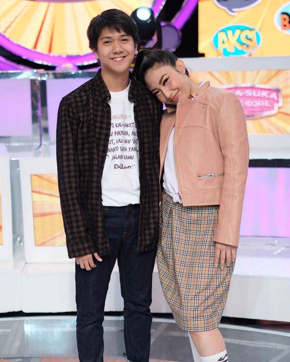 Ayu Dewi dan Iqbaal Ramadhan (instagram.com/mrsayudewi/)