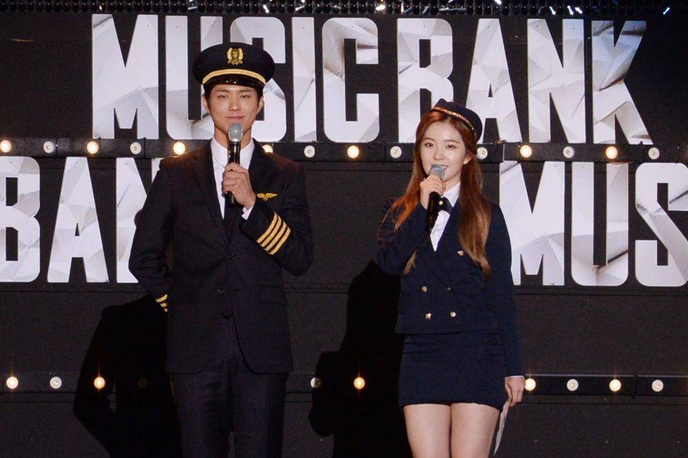 Park Bo Gum dan Irene Red Velvet di Music Bank (soompi.com/)