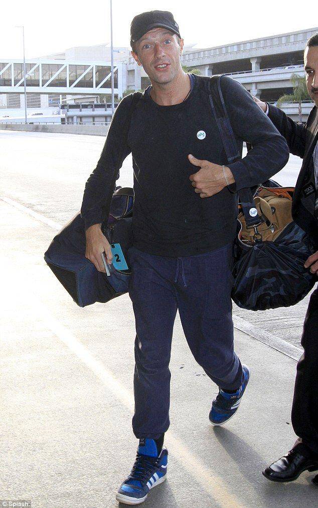 Gaya busana Chris Martin (dailymail.co.uk)