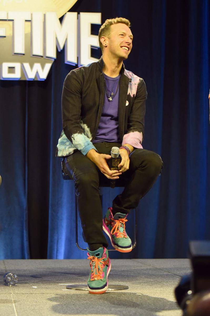 Gaya busana Chris Martin (gq.com)