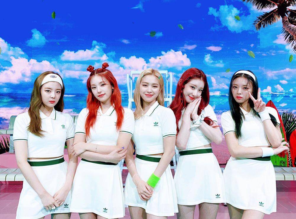 ITZY (twitter.com/ITZYofficial)