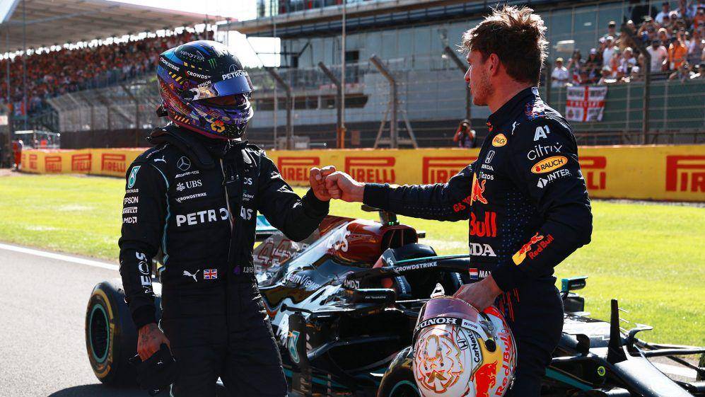 Lewis Hamilton dan Max Verstappen usai sprint qualifying GP Inggris (formula1.com)