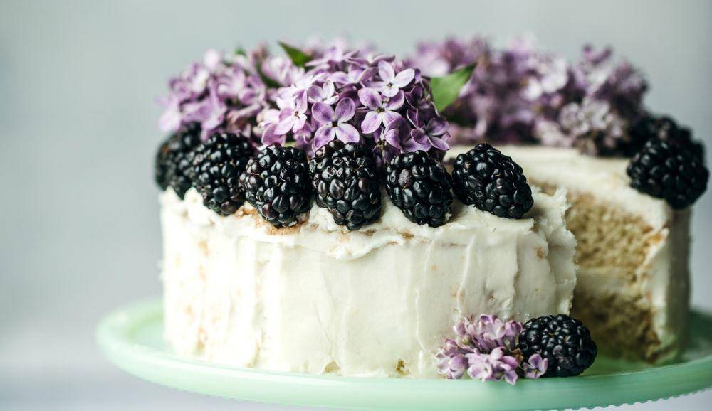 ilustrasi white chocolate cake (unplash.com/Heather Barnes)