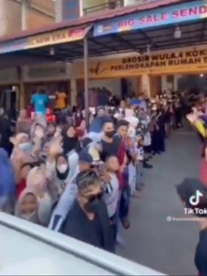 Tangkap layar video kerumunan warga sambut seorang selebgram Aceh (IDN Times/Istimewa)