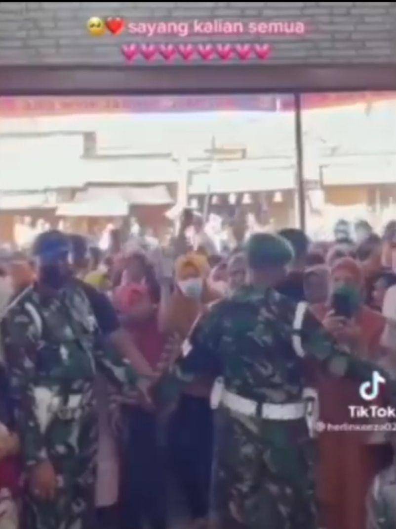 Tangkap layar video kerumunan warga sambut seorang selebgram Aceh (IDN Times/Istimewa)
