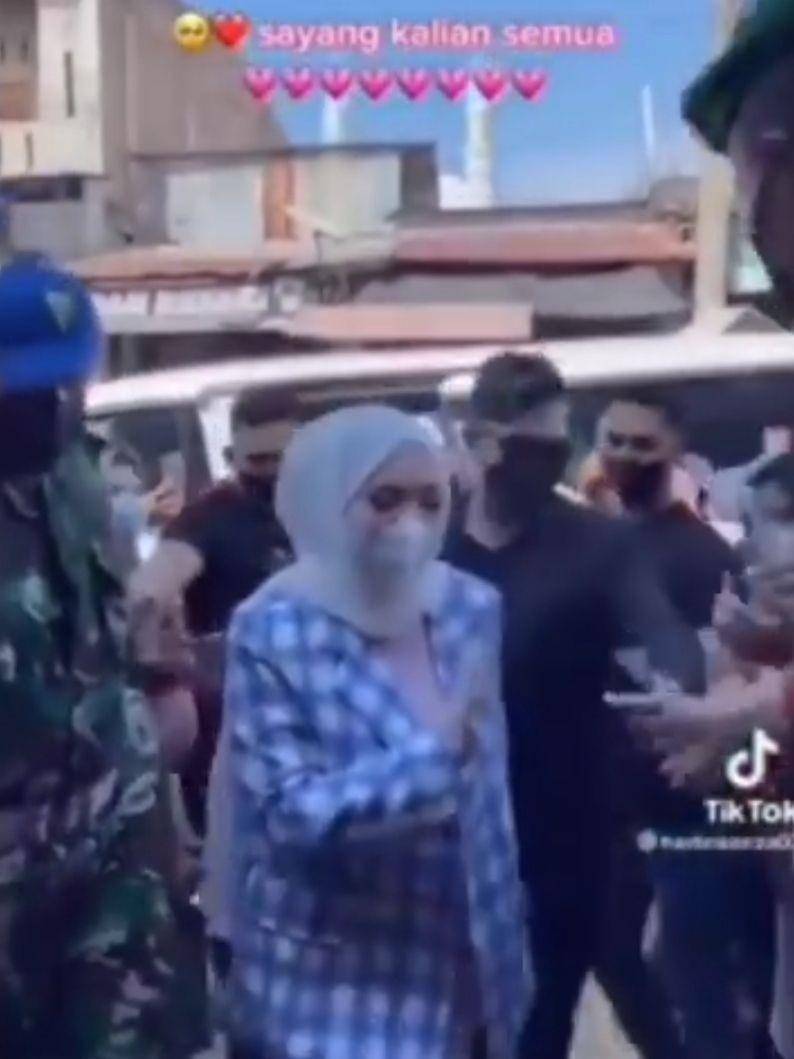 Tangkap layar video kerumunan warga sambut seorang selebgram Aceh (IDN Times/Istimewa)