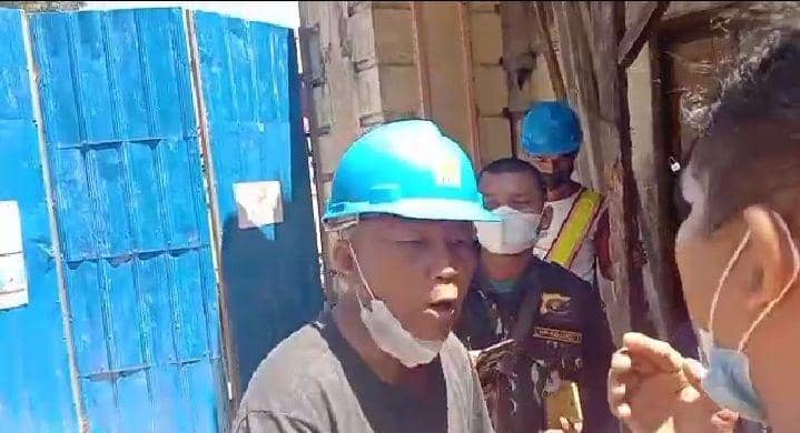 Edward Lumbangaol (helm biru) sebut wartawan taik (Istimewa/Dok IDNTimes)