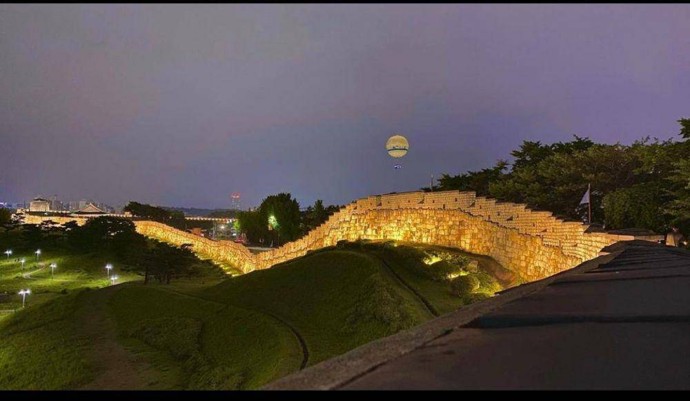 Benteng Hwaseong di malam hari. (instagram.com/marcepecco)