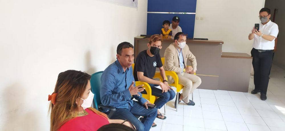 Pasutri korban penganiayaan Sekertaris Satpol PP Gowa bersama tim pendamping hukumnya/Istimewa