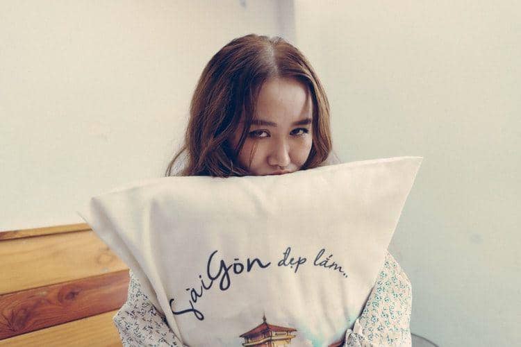 ilustrasi perempuan memegang bantal (unsplash.com/Anh Trần)