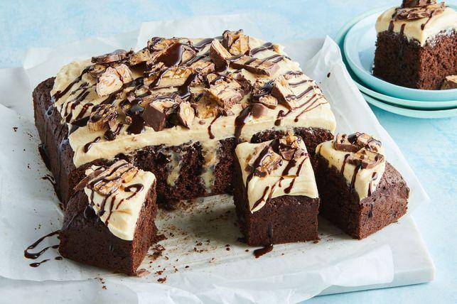 ilustrasi peanut butter caramel poke cake (taste.com.au/Brett Stevens)