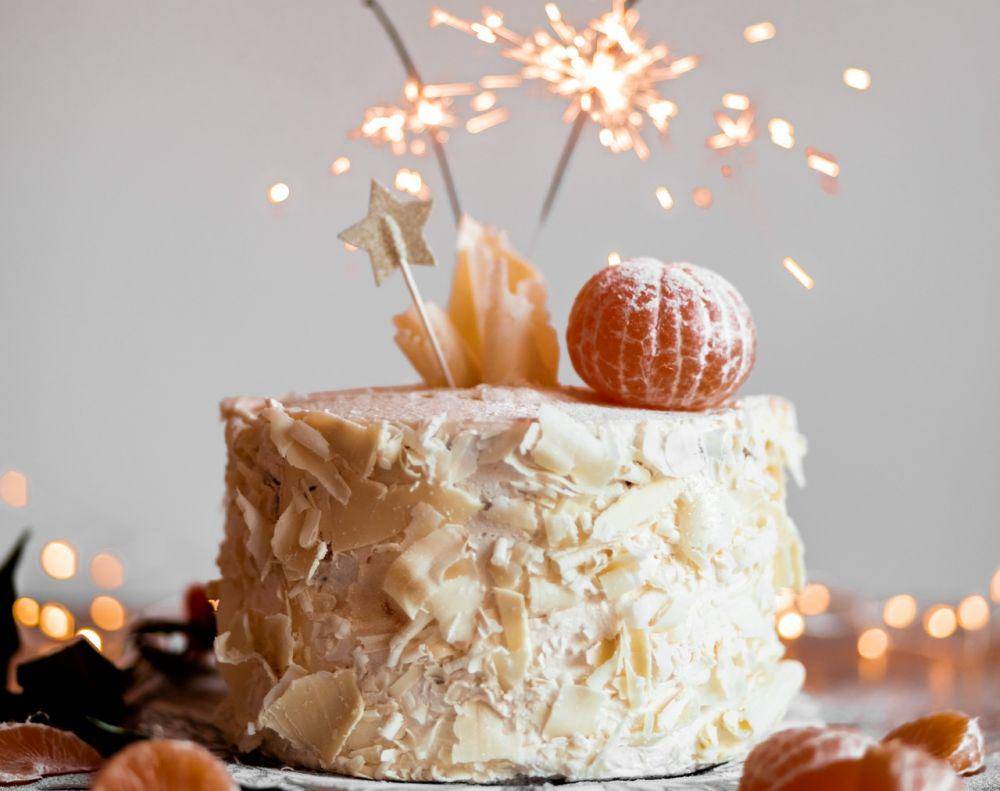 ilustrasi coconut shreded cake (unsplash.com/Storiès)