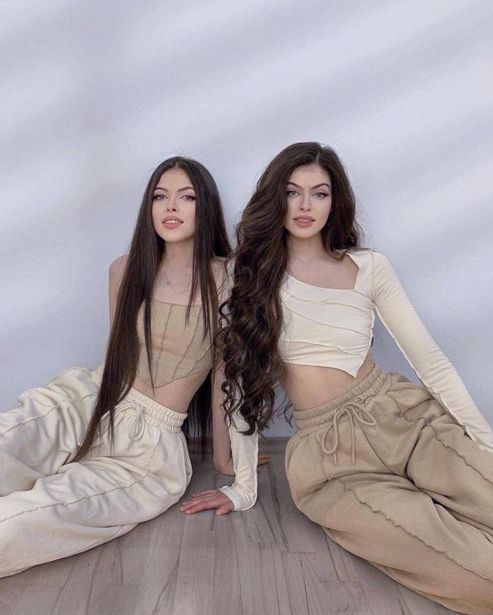 Gulcan Sahinur Twins (instagram.com/thegstwins)