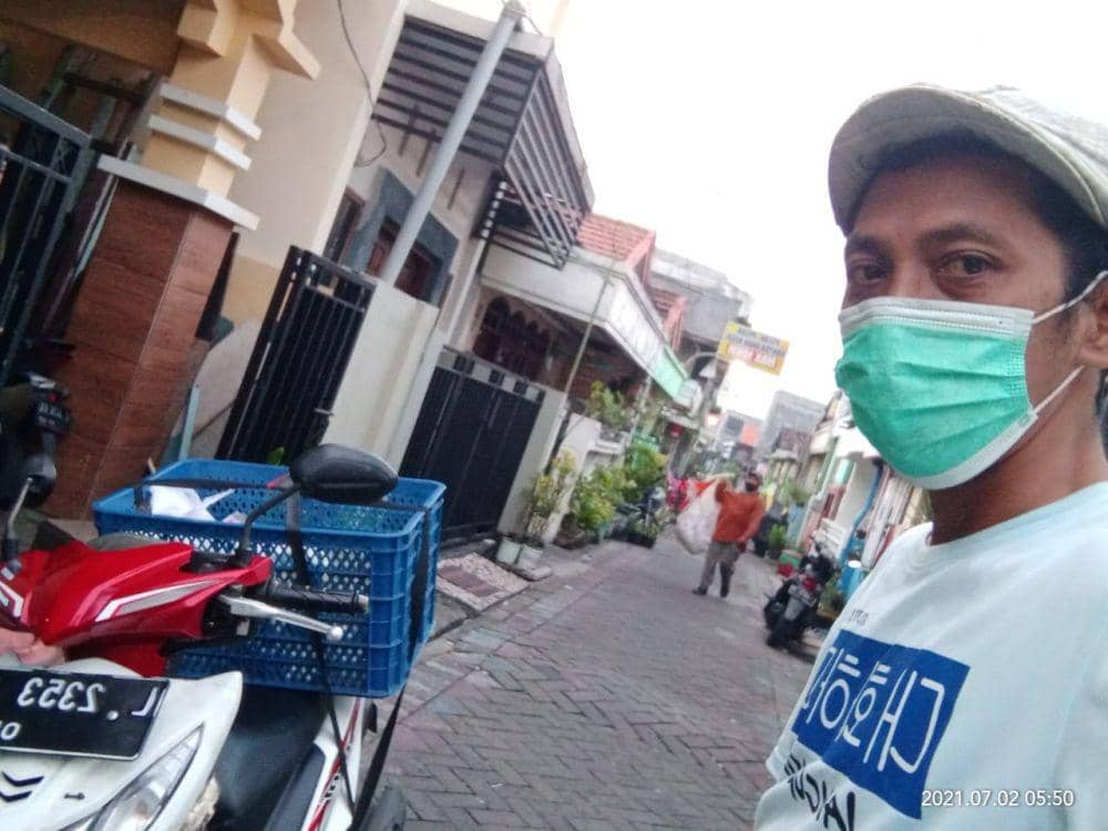 Jarwo Susanto saat mendistribusikan tempenya. Dok. Jarwo Susanto.