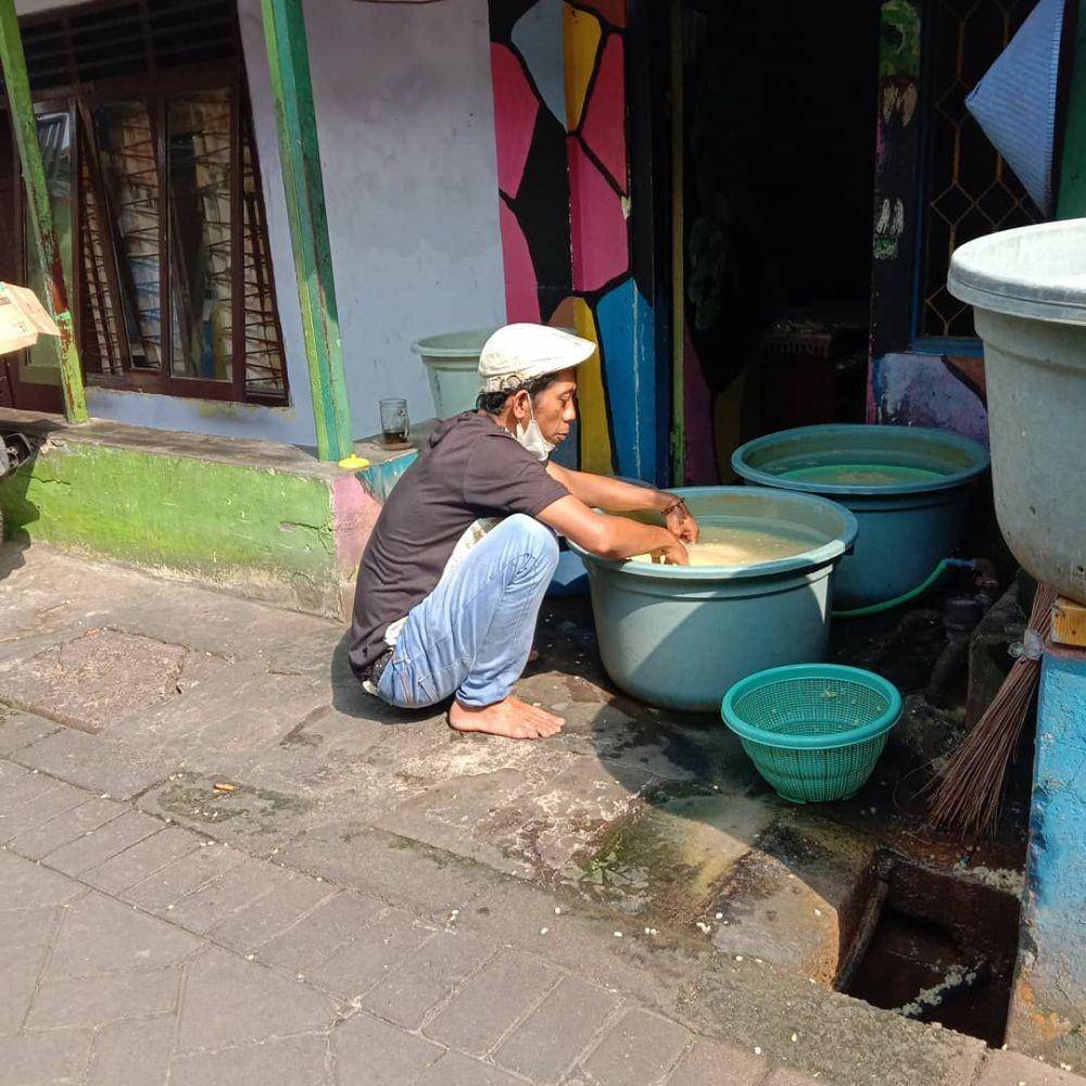 Jarwo Susanto ketika memproduksi tempe. Dok. Jarwo Susanto.
