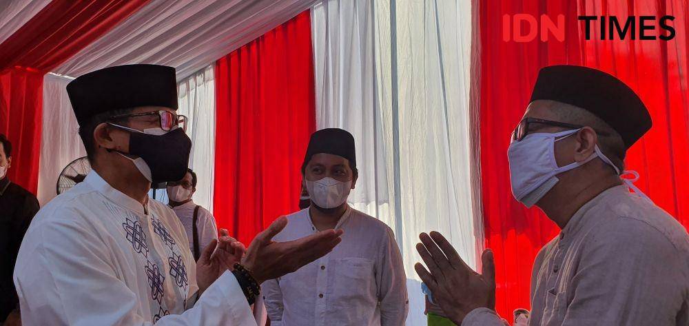 Sandiaga Uno menyapa tokoh agama pada penyerahan hewan kurban di Kecamatan Sukmajaya, Kota Depok. (IDNTimes/Dicky)