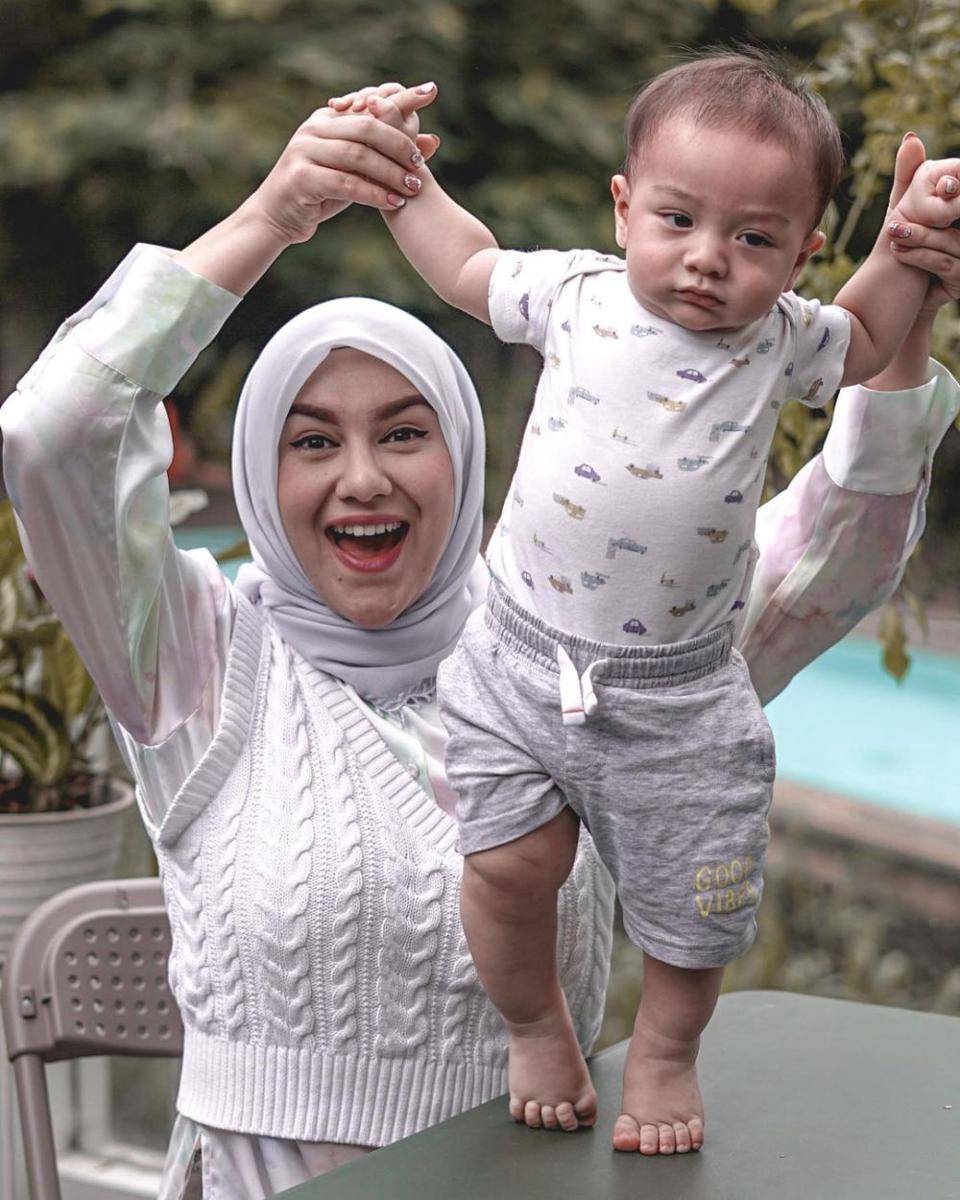 foto Irish Bella dan anaknya (instagram.com/_irishbella_)