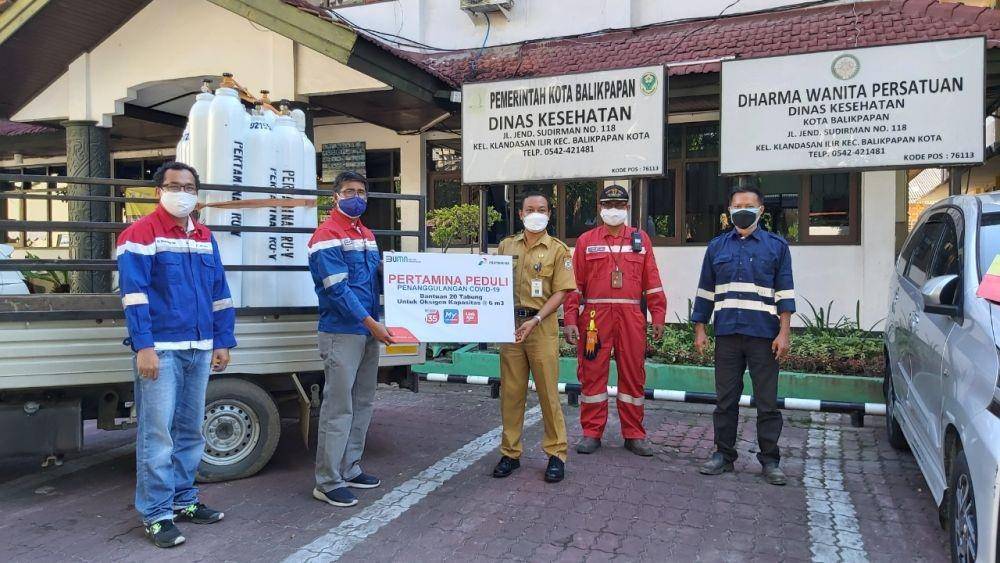 Penyerahan tabung oksigen dari Pertamina untuk Pemkot Balikpapan. Foto Pertamina