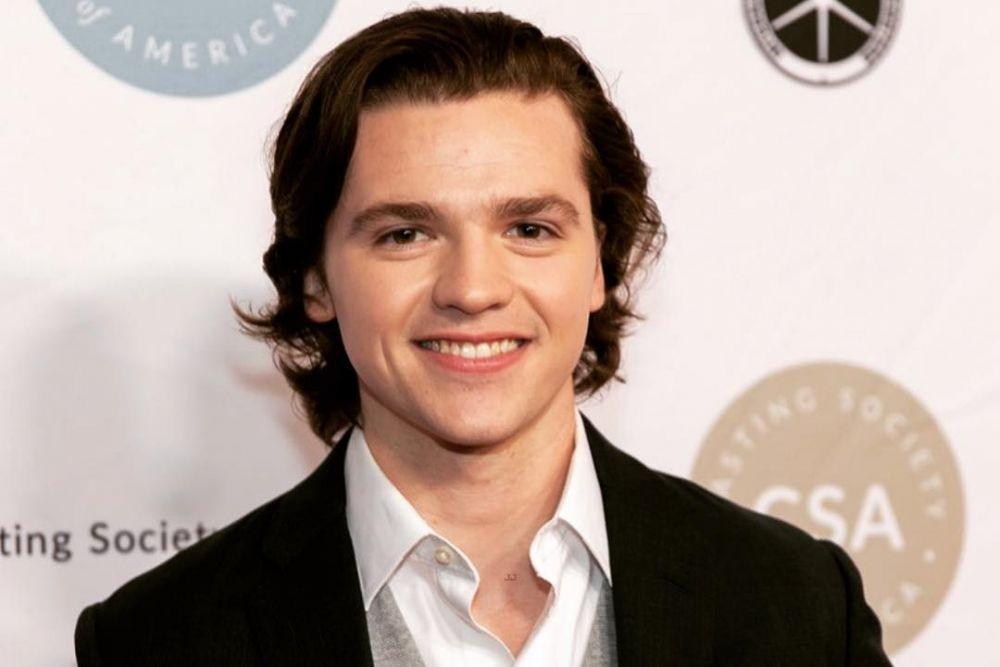 10 Potret Joel Courtney, Sahabat Joey King di Film The Kissing Booth