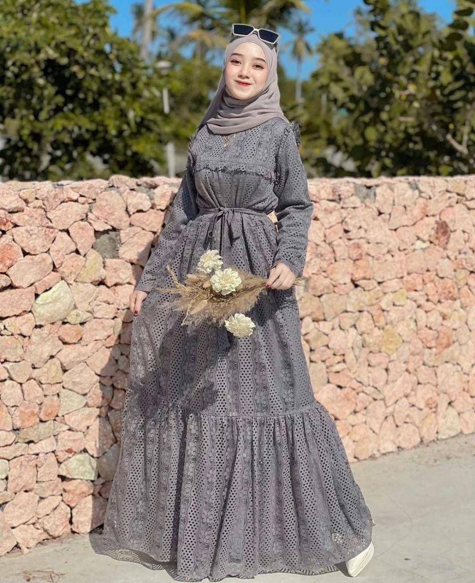 baju kondangan brokat abu-abu (instagram.com/wendaamaliia)