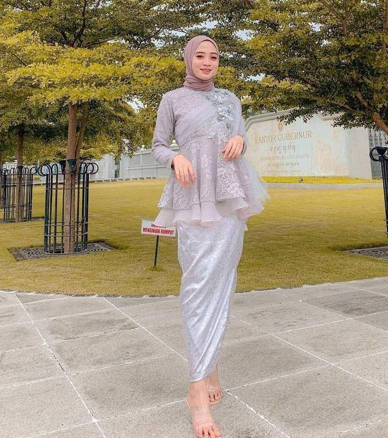 baju kondangan brokat abu-abu (instagram.com/sdesianaa)