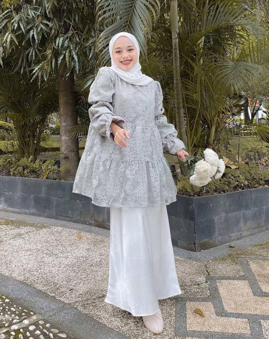 baju kondangan brokat abu-abu (instagram.com/chichiiannisa)