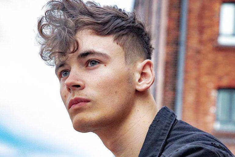 Ilustrasi gaya rambut classic fringe (hairmanz.com)