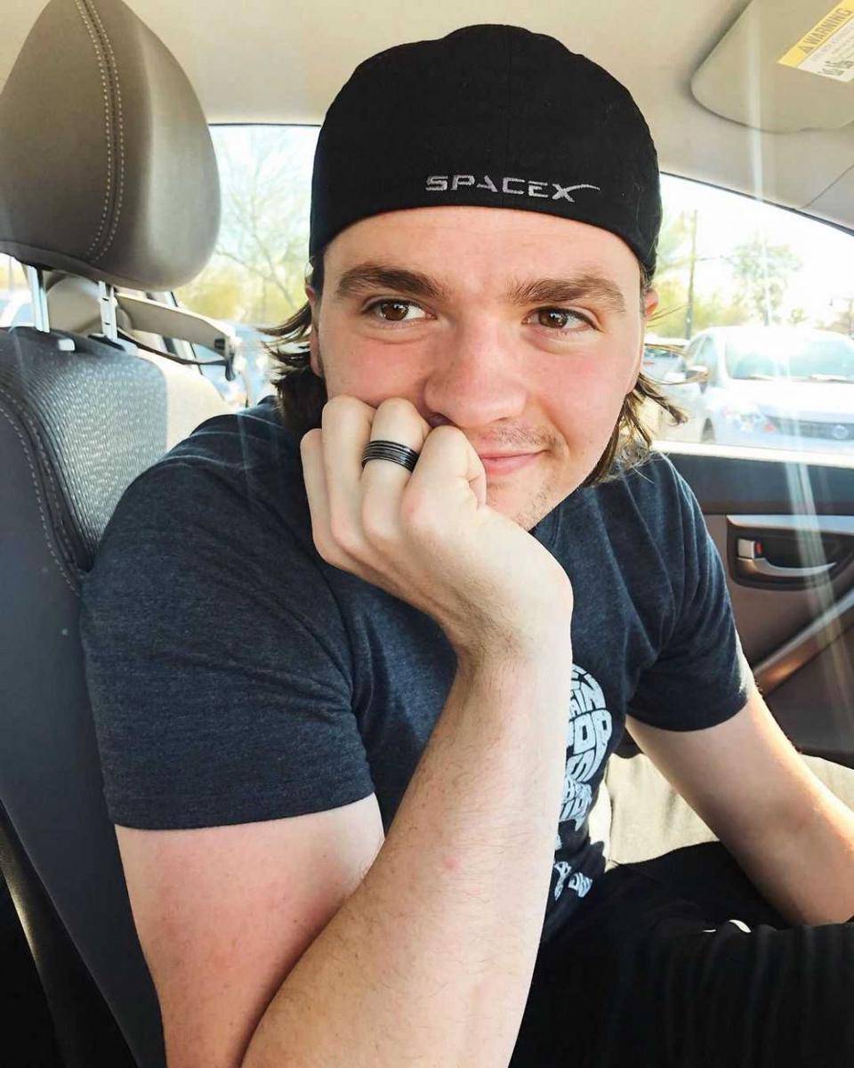 Joel Courtney (instagram.com/joel_courtney)