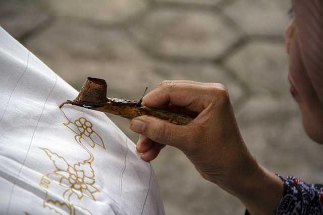 membatik dengan canting (Pixabay.com/mahmurmarganti)