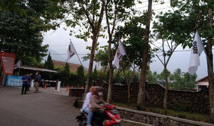 Pengendara melewati bendera putih yang dipasang di depan Hotel Rancabango, Kabupaten Garut, Jawa Barat, Senin (19/7/2021) (ANTARA/Feri Purnama)