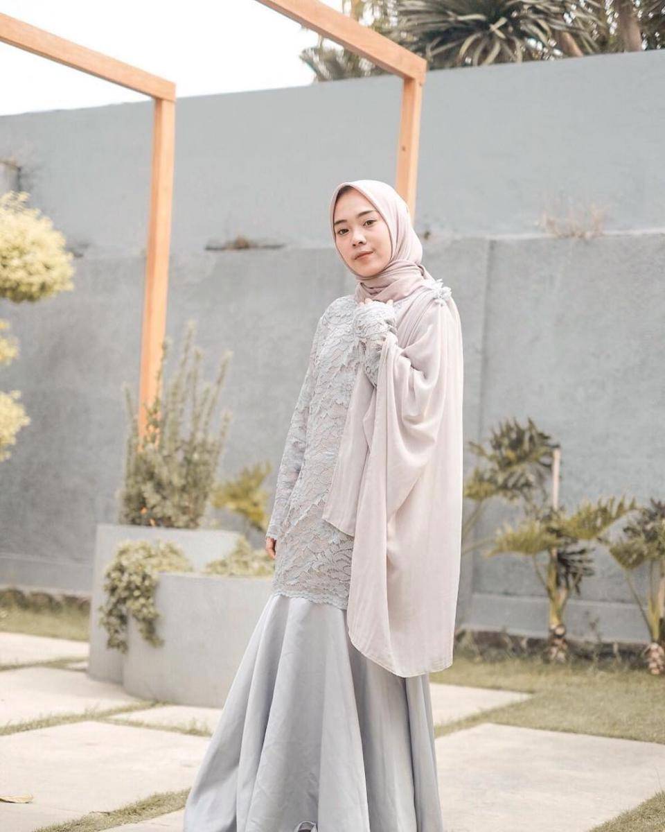 Baju kondangan abu-abu (instagram.com/putrimelatii)