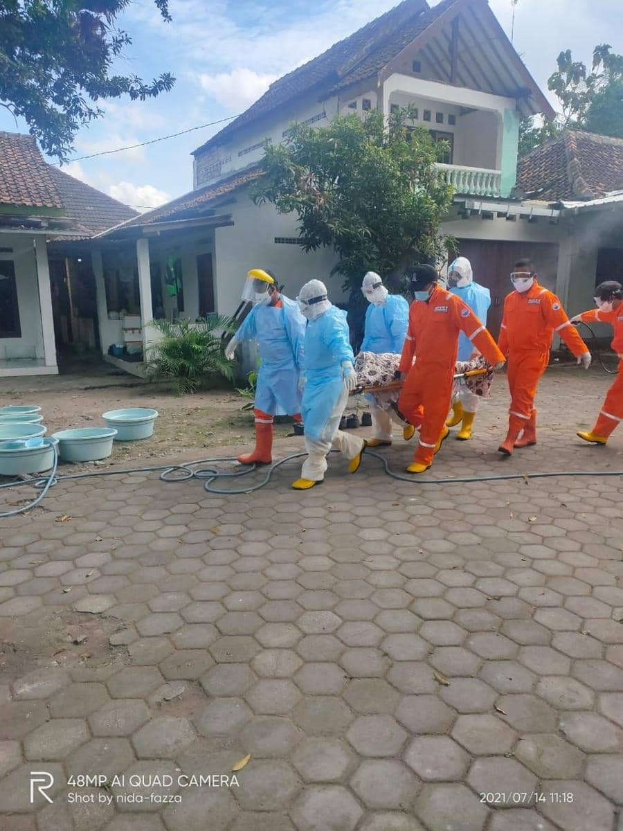 Lurah di Bantul Terjun Langsung Lakukan Pemulasaran Jenazah COVID-19