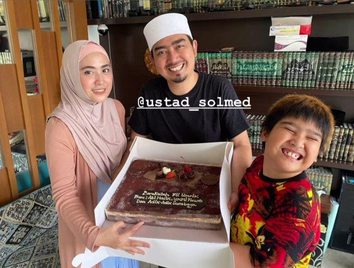 Masih Berduka, 10 Potret Haru Ustaz Solmed Genap 38 Tahun
