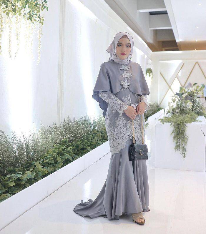 baju kondangan brokat abu-abu (instagram.com/irlitalmaida)