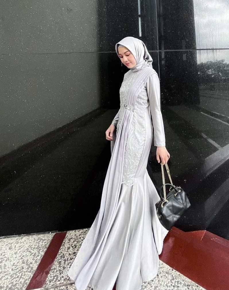 baju kondangan brokat abu-abu (instagram.com/kondanganoutfit)