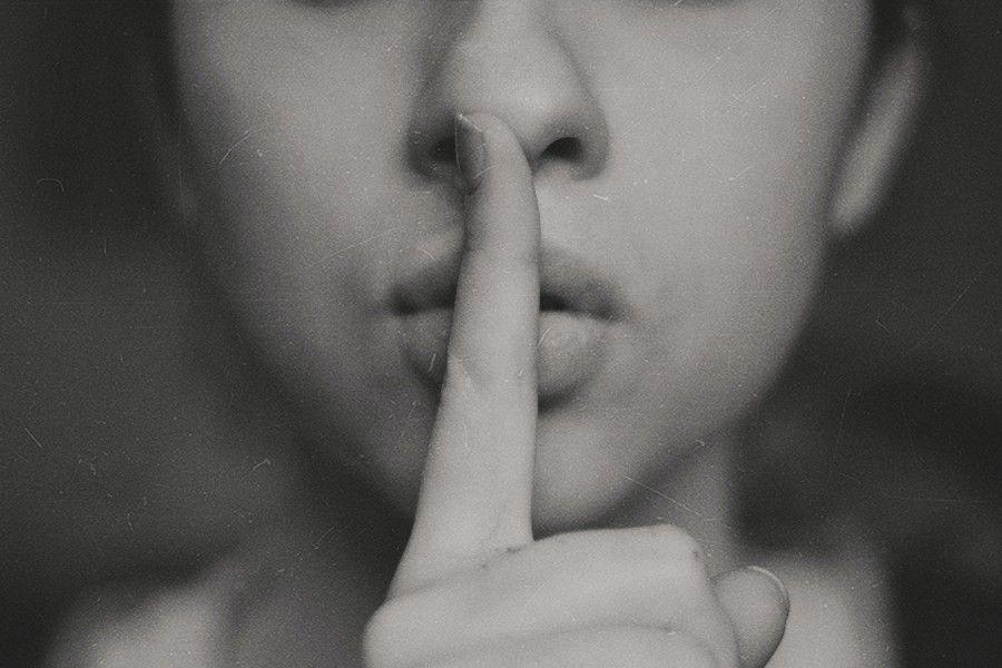 5 Penyebab Sosok yang Sedikit Bicara itu Tampak Menarik, Misterius!