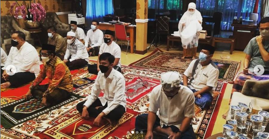 Mahfud MD salat Idul Adha 2021 di rumah dinas (Instagram @mohmahfudmd)