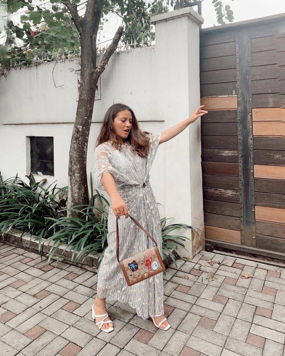 baju kondangan brokat abu-abu (instagram.com/aruanmarsha)