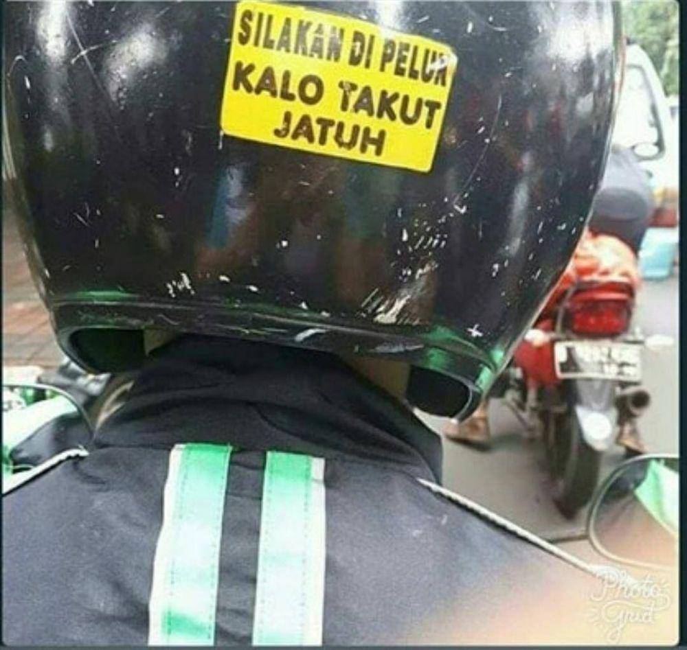 tulisan kocak di helm dan jaket ojol (instagram.com/newdramaojol)