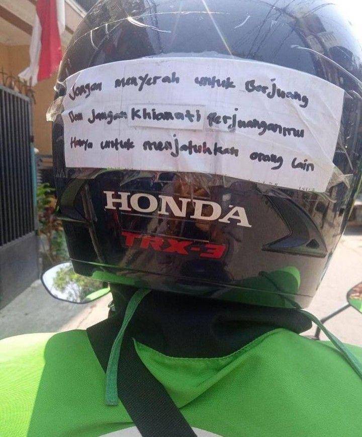 tulisan kocak di helm dan jaket ojol (instagram.com/duhreceh)