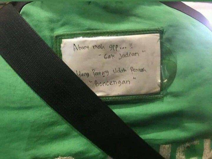 tulisan kocak di helm dan jaket ojol (instagram.com/awreceh)