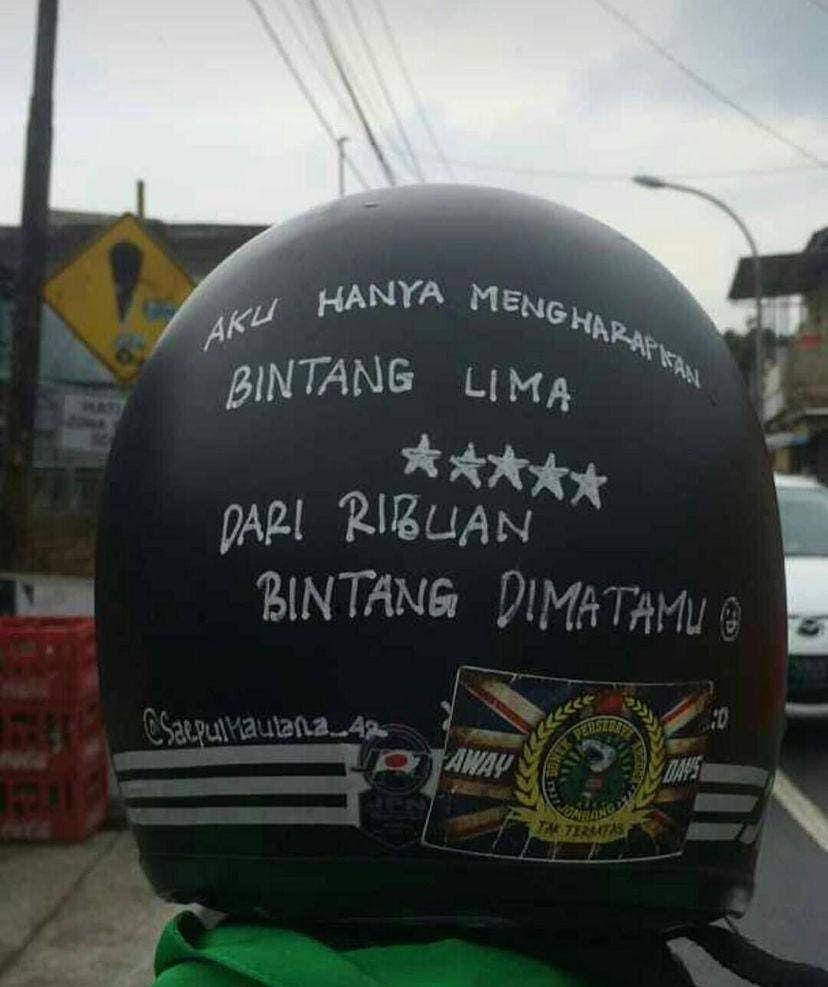 tulisan kocak di helm dan jaket ojol (instagram.com/newdramaojol)